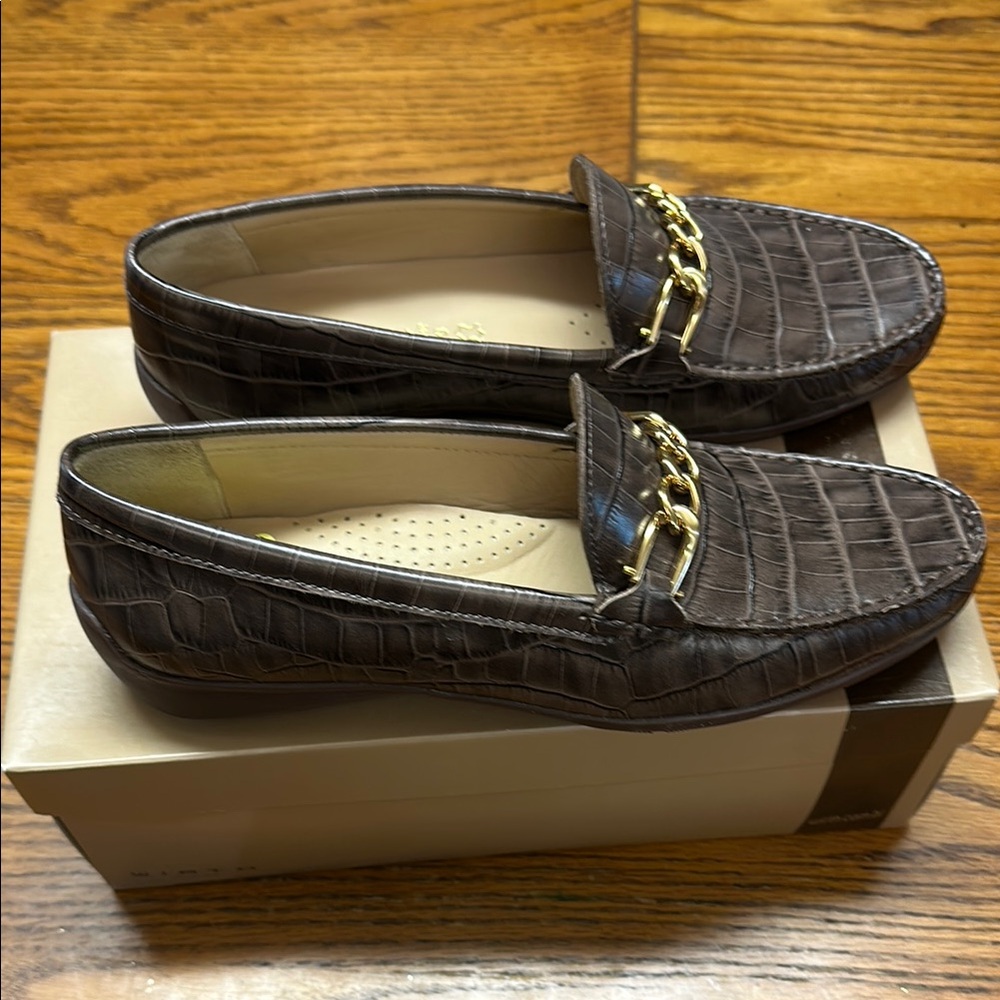 Gold Chain Brown Flats with Crocodile Pattern - Picture 2 of 7